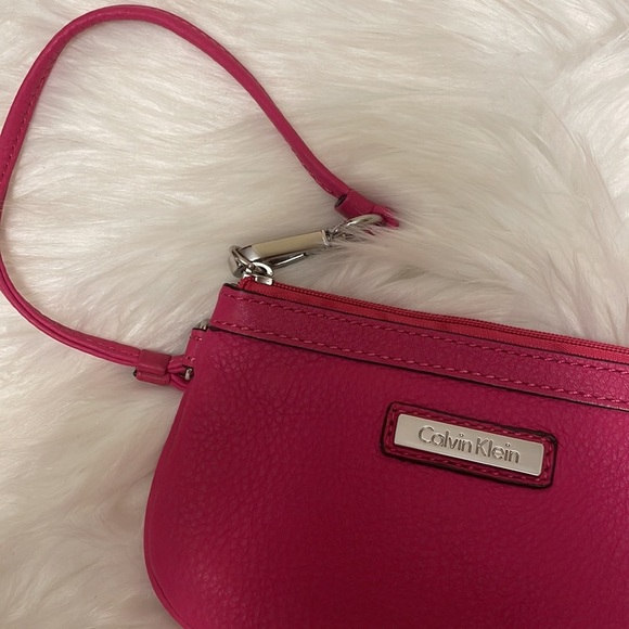 NWOT Hot Pink Calvin Klein Leather Wristlet D1 - Picture 3 of 7